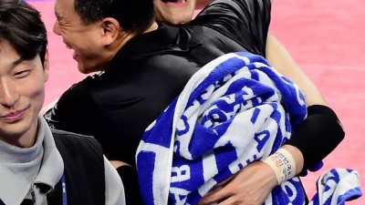 라커룸, 숙소에서 펑펑 울었더니 트레이드 승부수의 각성, 우승 후보 1순위의 위엄 되찾았다