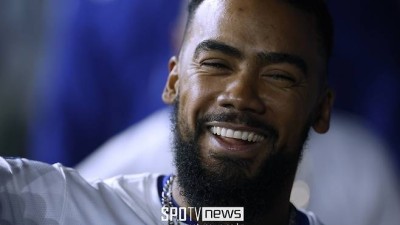 '연봉 220억' 다저스 4번 타자 내보내나…트레이드 논의 진행 중