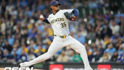 와! '폰세급' 투수를 2명이나 …'FA 철수' 롯데, 외인 승부수는 제대로 던졌다