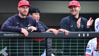 KIA 우승 에이스 잡았기에 158km 외인도 동행인가...25 원투펀치 재가동 가능성 UP, 관건은 이닝이다