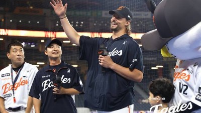 “연락 안 되면 죽을 줄 알아!” 와이스가 한화 김지환 통역에게 전한 마지막 인사