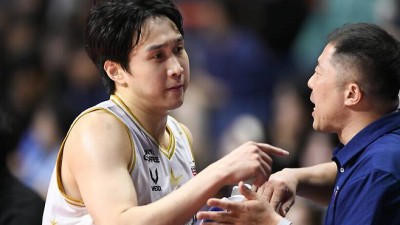 고의는 아니지만 김영현 과격한 파울 향한 불편한 시선