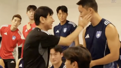 폭행했다면 앞으로 감독 안한다 신태용 감독, 정승현 '뺨' 치는 장면 공개...폭행vs친근감 제스쳐