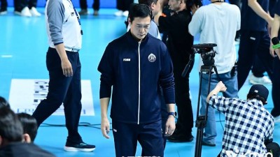 “어떤 감독이 와도, 한선수가 와도 쉽지 않다”는 최약체 전력···삼성화재 끝없는 추락 어디까지