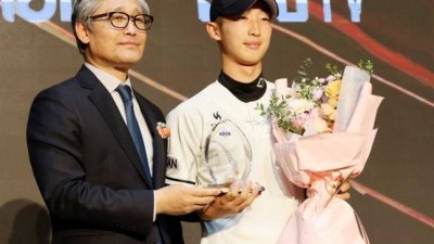 'KIA 이창진 이후 17년만' 개성고 강영은, 2학년이 이영민 타격상 받았다! 박찬호·이승엽·박준철 대표 감사패 수상 [야구소프트볼인의 밤 현장]