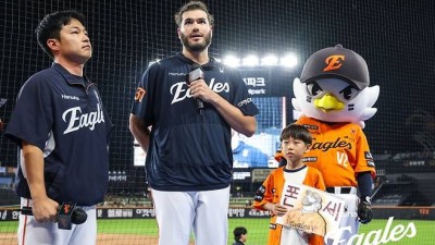 “나의 형제 지환에게”…폰세, 통역에게 ‘1200만원 침대’ 통 크게 남기고 떠났다 [SS비하인드]