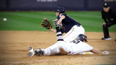 '2-6→6-6' 극적 무승부 만든 9회말 헤드 퍼스트 슬라이딩, 황재균의 마지막 타석은 아름다웠다