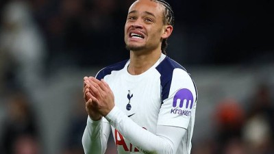 '이게 정녕 손흥민 7번의 후계자인가' 시몬스, 전반 33분 만에 거친 태클로 다이렉트 퇴장(전반 종료)