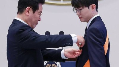 '역시' 페이커, 이재명 대통령에게 체육훈장 청룡장 받았다[스한 이슈人]