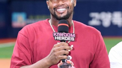 '1억4천만 주셔도 전 좋아요' 감독, 단장도 안뽑혔었는데...'흥부자' 외인은 왜 고래 사진을 올렸을까