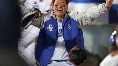 이러니 韓 최초 FA 4회+211억 신화 쓰지! 이게 다 민호 형 덕분 ABS 시대 '푸른 피 에이스' 살린 안방마님의 특급 혜안