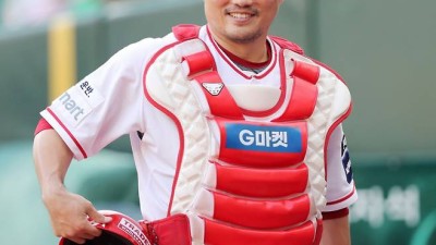 야구계 아이돌화 됐다 소신발언 KBO 최초 40세 '삼각 트레이드' 주인공→왜 베테랑 포수에게 다년계약 안겼나