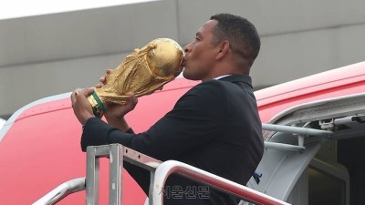 “하아~” 깊은 한숨 내쉰 차범근, 이영표 “지금은 조금 멀어진 듯”…FIFA 월드컵 트로피 공개 현장