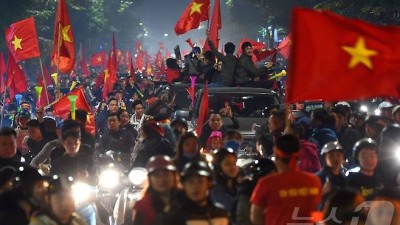 '상식 매직'에 열광하는 베트남…2002년 한국처럼 붉게 물들었다