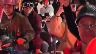 베트남 국민들 뒤집어졌다...'김상식 매직' 4강 진출에 오토바이 수천 대 집결→벌써 포상금도 1.7억