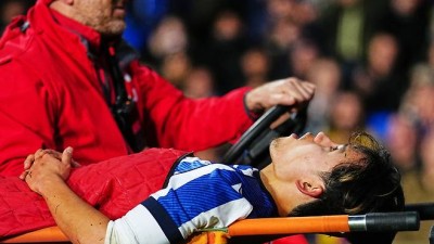 ‘일본 축구 날벼락’ 에이스 구보, 쓰러졌다…바르사전 햄스트링 부상 실려나가 ‘대표팀 부상 도미노’