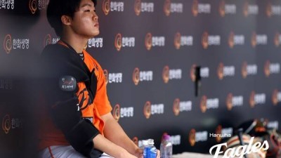 '이거 잘못된 기사죠?' 정우주, 前 한화 동료 이탈 소식에 '현실 부정'...끝까지 같이 못해 미안하다