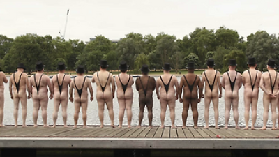 노출이 심한 끈 달린 남성 수영복 ‘맨키니’ 입고 응원한 벨기에 클럽 팬들, “불경죄로” 카자흐서 구금