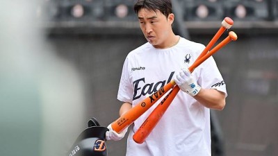 10개 구단 캠프 다 떠났는데…FA 중 손아섭만 비행기 못 탔다→'1년 계약+연봉 대거 삭감' 결단 뿐인가