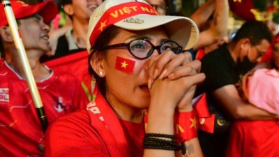 韓을 이기다니! 베트남 여인의 '뜨거운 눈물'... 한국 잡고 '광란의 밤' 하노이 뒤덮은 붉은 물결