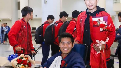 韓 꺾은 김상식 감독, 귀국장 '감동의 장면' 화제…베트남 국민들 또 반했다→팬들 마음 움직여 대체 뭐길래