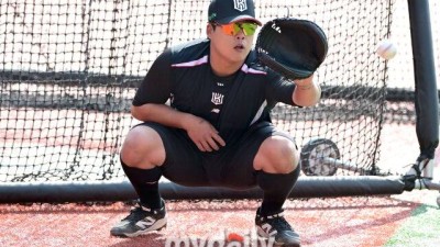 '한화 팬들 관심 집중' 100억 포수 강백호는 볼 수 없나…김경문 직접 답했다 1루수로 시작하지만, 내가 볼 때는