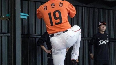 욕을 할 정도야? 왕옌청, 첫 불펜피칭 어땠나…류현진-문동주 지켜보는 앞 벌써 '80구' 던졌다