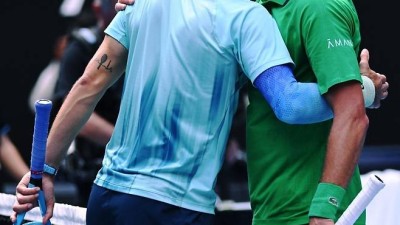 조코비치의 천운…두 세트 내주고 기권승으로 호주오픈 4강행(종합)