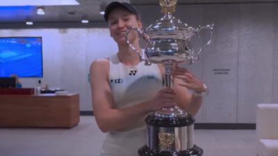 3세트 0-3 열세 뒤집기 드라마...리바키나, 세계 1위 사발렌카 꺾고 호주오픈 첫 정상