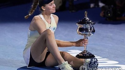아시아 선수가 호주오픈 우승이라니… 리바키나, 사발렌카 꺾고 호주오픈 정상