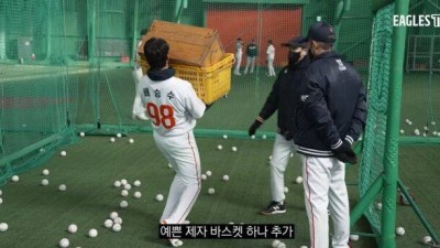“훈련은 밥 안 넘어갈 정도로…토할 것처럼 해야 돼” 돌아온 김기태, 한화 유망주에게 명언 작렬 ‘역시 타격 전문가’