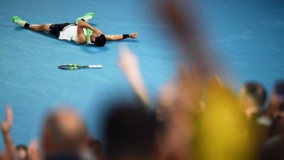 전설 조코비치 꺾고 코트 위에 '벌러덩'…세계 최강 알카라스, 첫 호주오픈 우승→최연소 커리어 그랜드슬램 달성