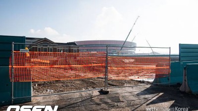 올림픽 코앞인데? 선수단 '멘붕'... BBC 밀라노 아이스하키장 미완성. 비닐 덮인 채 방치된 곳도