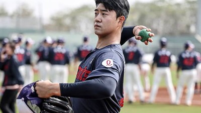 투구 도중 손 떠는 모습 중계 카메라에 잡혔던 ‘157km 광속구’ 롯데 윤성빈, 즉전감으로 1군 스캠 가다