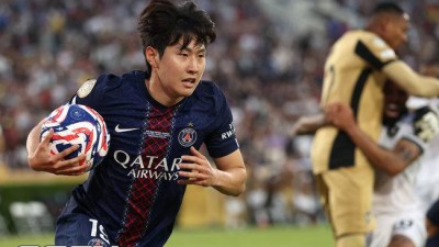 '이강인, 교체로 초특급 활약' PSG, '하키미 퇴장'에도 스트라스부르에 2-1 승리...리그 선두 탈환