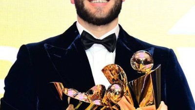 이건 진짜 특별해 한화의 흔적, 폰세 왜 감격했나…한국서 날아온 소포 꾸러미에 넋을 잃었다