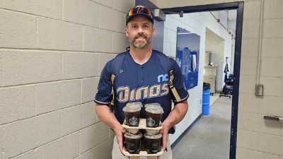 사실상 연봉 6억 삭감, 자존심 상할 외인이 동료들 위해 커피를 쏘다니...