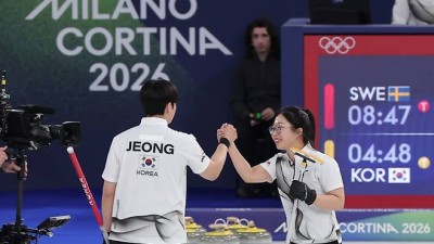 한국 역전 가능성 있는데...경기 끝내자 심판 개입, 컬링 '오심' 논란