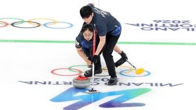 [밀라노 LIVE]'너무 무력하다' 韓 김선영-정영석 컬링 믹스더블, 연이은 실수...영국에 전반 1-5로 끌려가