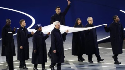 [밀라노 LIVE]평창 너무 추워서 못 벗겠다→상의 탈의 감행...8년 만에 재등장한 '통가 근육맨', 이번엔 어색한 '정장 차림'