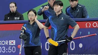 '패패패패' 韓 올림픽예선 2위였는데, 4연패라니…'세계의 벽 높았다' 컬링 믹스더블, 영국에 2-8 완패+'조기 탈락 위기'