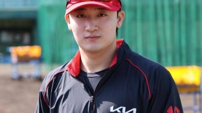 “번호 반납해라, 이 번호 달면 잘해야 된다” KIA 김주찬 코치의 애정 어린 잔소리…윤도현 가수보다 유명해지도록 야구 잘해야 된다[MD아마미오시마]