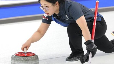 눈물 흘렸던 '팀킴' 출신 김선영, 4강행 마법부리나… 기적의 2연승[밀라노 올림픽]