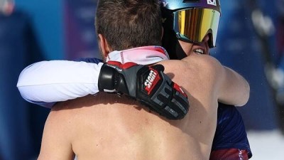 이게 K-매너다… '은메달' 김상겸, 맨몸의 남자 끌어안게 된 사연[밀라노 핫이슈]