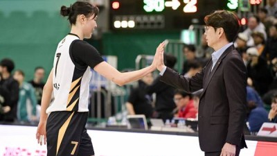 “이겼지만, 내용은 진 경기” 7연승에 공동 선두 등극에도 김완수 KB 감독은 기뻐하지 않았다 [현장인터뷰]