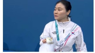 '韓, 심판에 현금 건네 물의?' 英 언론, 공식 절차인데도 비판…쇼트트랙, 불운에 엉뚱한 논란까지