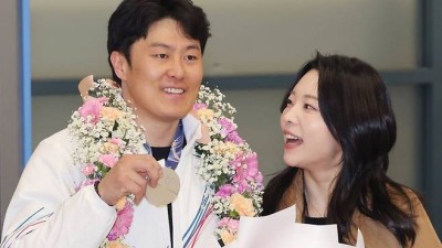 2억 포상금보다 당신... 김상겸, 공항 오자마자 아내 목에 '은빛 프러포즈'