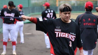 “저렇게 던지면 하나도 안 힘들어요” KIA 김선빈은 배팅볼 투수로 변신해도 야잘잘…2루 아성 굳건하다[MD아마미오시마]