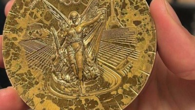 메달이 이 지경…받자마자 빛 바래고, 한 번 걸면 리본 ‘뚝’, 기쁨도 잠깐 ‘울화통’