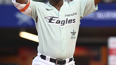 '2년 만에 환골탈태' 한화, 외야 한 자리 걱정 덜었다! 이토록 수비 훈련 진심이라니…코칭스태프 호평 일색